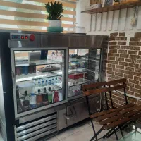 میز کانتر فروش و یک عددیخچال ویترینی بدنه استیل