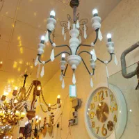 لوستر .دیوار کوب کنارسالنی چوبی