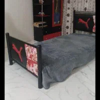 تخت قرمز مشکی تشک نداره