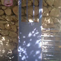 درب آهنی کار کرده در حد نو اندازه ۱۷۹در۵۸