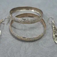 دو عدد النگو و یک گوشواره دو درصد بالای تابلو
