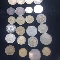تعدادی سکه اسکناس وسنگ