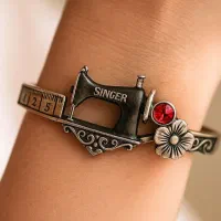 چرخکاروردست بیرون بردرزمینه مانتوپالتو تسویه هفتگی