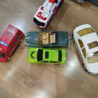 تعدادی اسباب بازی ماشین در حدنو