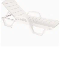 تخت استراحت کنار استخر