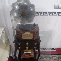گرامافون به همراه میز