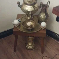 سماور زغالی جنس برنج همراه با میز خاطره