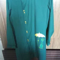 مانتو سبز نقاشی شده و تکه دوری شده