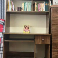 میز کامپیوتر و کتابخانه