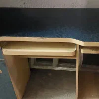 میز تحریر و کامپیوتر