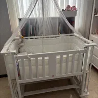 تخت نوزاد کنار مادر