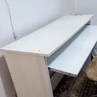 میز تحریر و کامپیوتر و صندلی چرخی