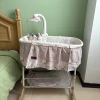 تخت کنار مادر ملورین