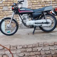 یه دستگاه موتور سیکلت هوندا ۱۲۵