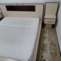 یک عددتخت دونفره ودوعدد پاتختی