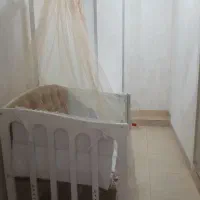 تخت کودک کنار مادر