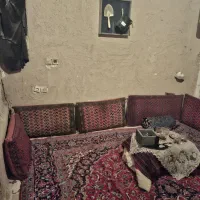 لوازم دکوری قدیمی پشتی و فرش و عروسک اتاق فرار