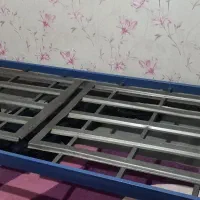 یک عدد تخت فلزی بدون تشک