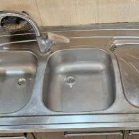 سینک ظرفشویی سالم و تمیز به همراه شیر اهرمی