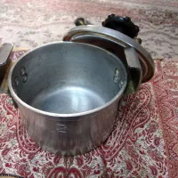 یک قابلمه زودپز