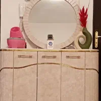 ایینه و کنسول بسیار تمیز وجدید