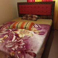 تخت ۲نفره جک دار و میزتوالت در حد نو