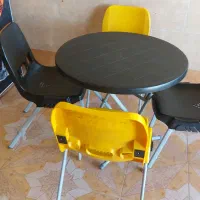 میز و صندلی در حد نو است