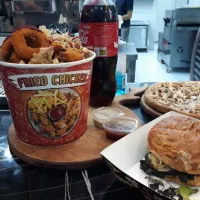 کارگر ساده کار در فست فود