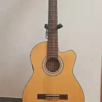 گیتار پائوچیو سالم همراه تمام لوازم