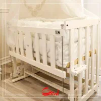 تخت و گهواره کنار تخت مادر