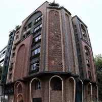 600-متر-کلنگی-چهار-روی-پیلوت-هشت-بهشت-غربی