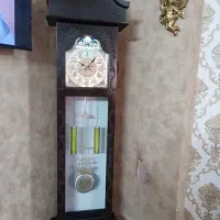 ساعت پایه بلند کنار سالنی