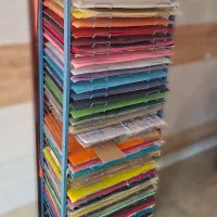 استند مقوا و میز و ویترین مغازه