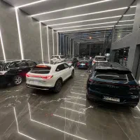 ادمین خانم مستقر در نمایشگاه خودرو