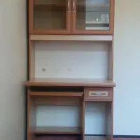 میز تحریر و کامپیوتر کتابخانه دار