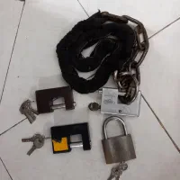 قفل  کتابی و زنجیر