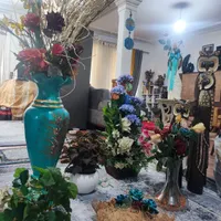 تعدادی گل با گلدان