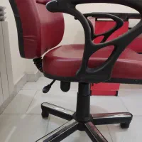 صندلی کار و  کامپیوتر