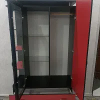 یک عدد تلویزیون و کمد