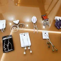 گوشواره آویز و چسبی