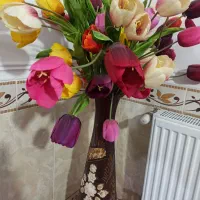گلدان سفال و گل لاله