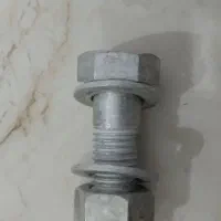 مقدار زیادی پیچ و مهره .و بست کابل