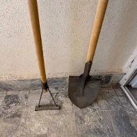 بیل و کج‌بیل با دسته بلند و محکم