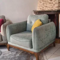 مبل راحتی همراه با پاف و شیشه