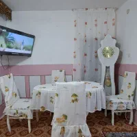 ساعت ایستاده و میز ناهار خوری