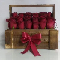 گل رز قرمز سالم با گلدان چوبی زیبا