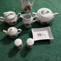 تعدادی ظروف گل سرخی