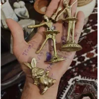 سماور تعدادی ظرف و مجسمه کوچک برنجی و مسی تزیناتی