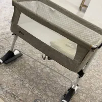 تخت  کنارمادر و گهواره زویه