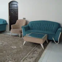 مبل ومیز غذاخوری.